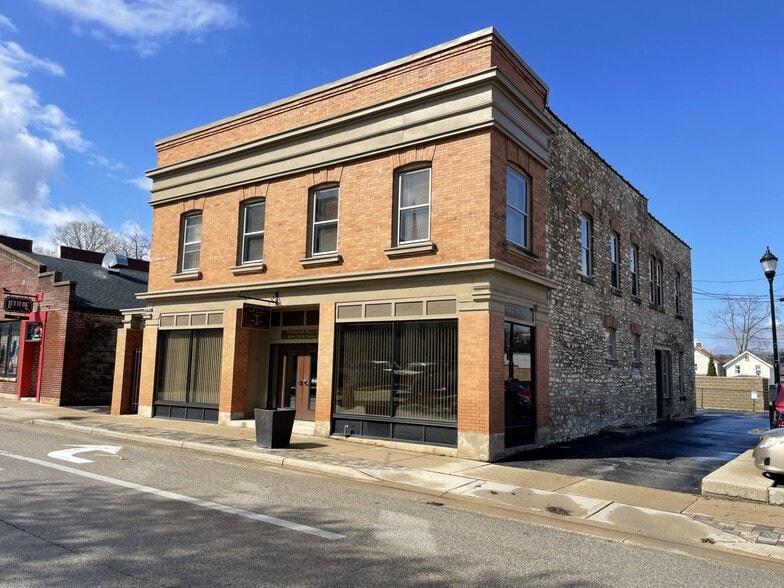 720 Clinton St, Waukesha, WI for sale - Primary Photo - Image 1 of 33