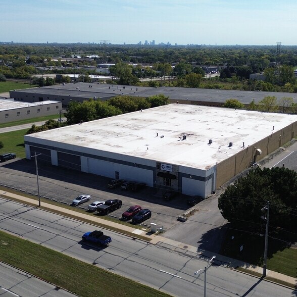 6555 W Mill Rd, Milwaukee, WI à vendre - Photo du bâtiment - Image 3 de 9