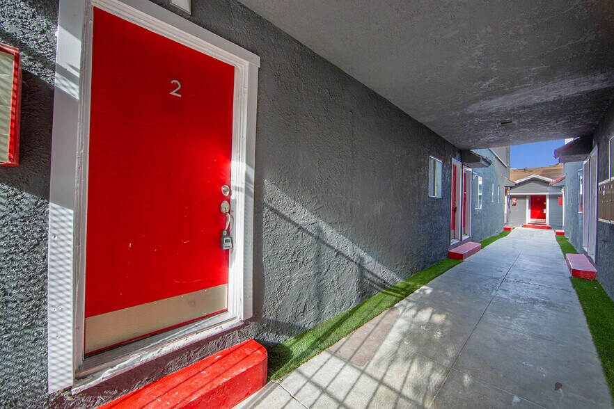 1377 Warren Ave, Long Beach, CA à vendre - Photo du bâtiment - Image 2 de 12