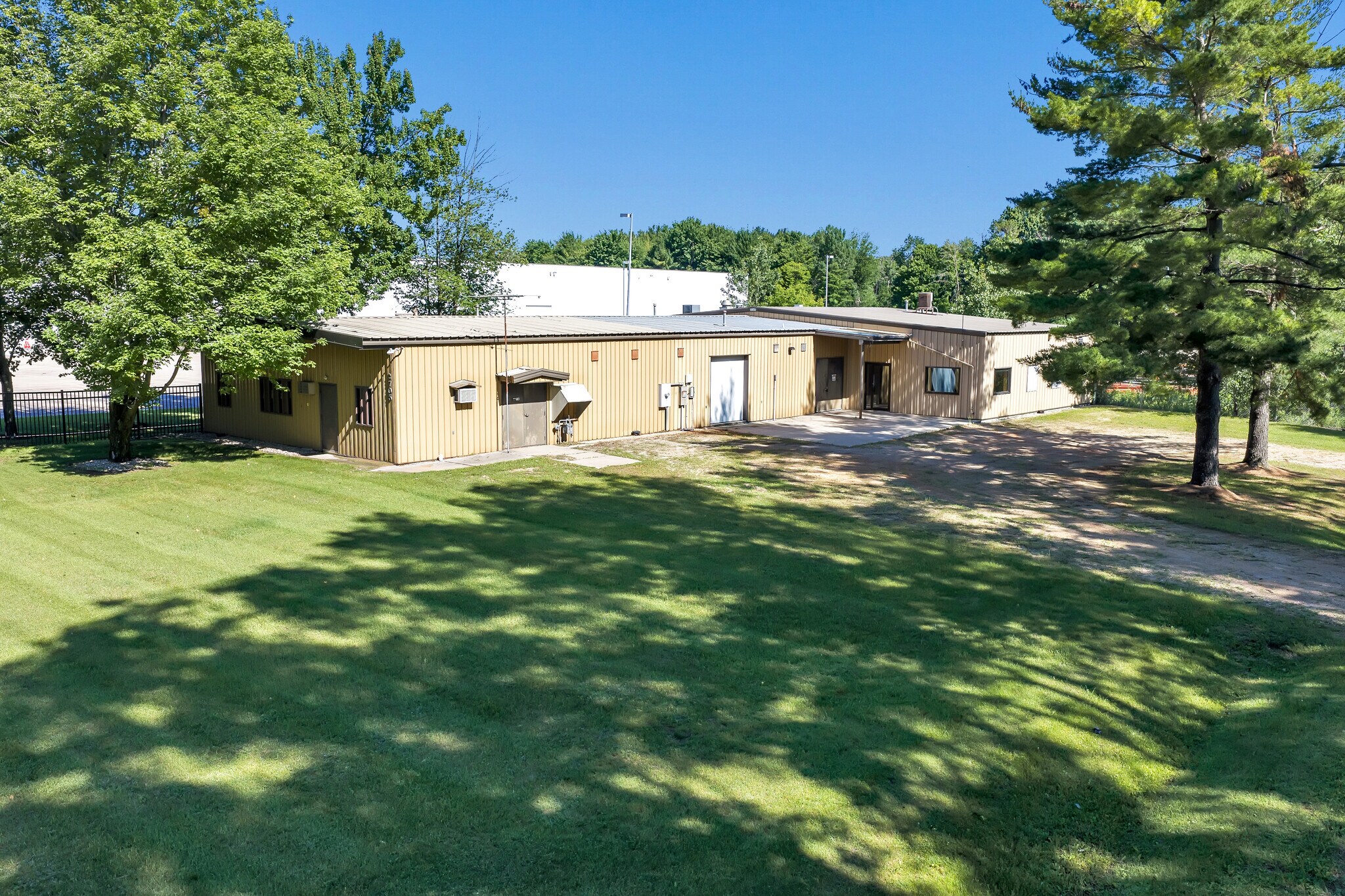 2705 E Richmond St, Shawano, WI for lease Building Photo- Image 1 of 10