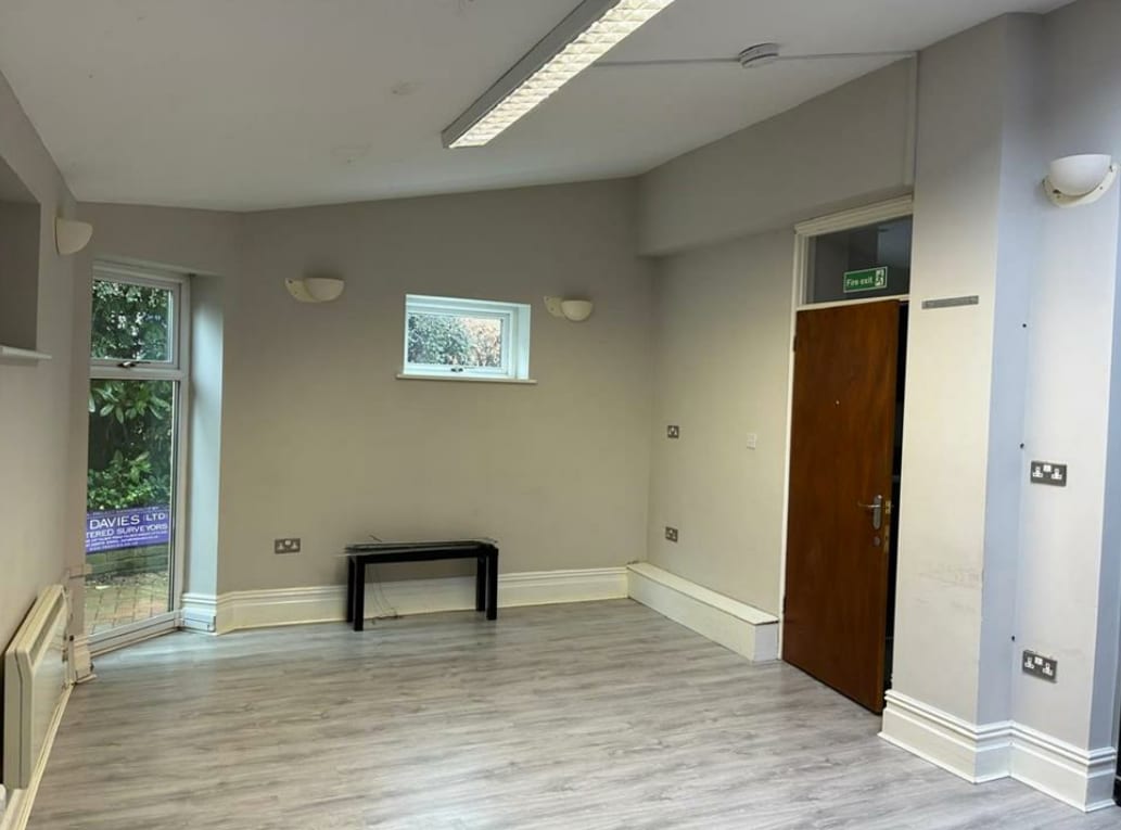 107 Talbot Rd, Pontyclun for lease Interior Photo- Image 1 of 2