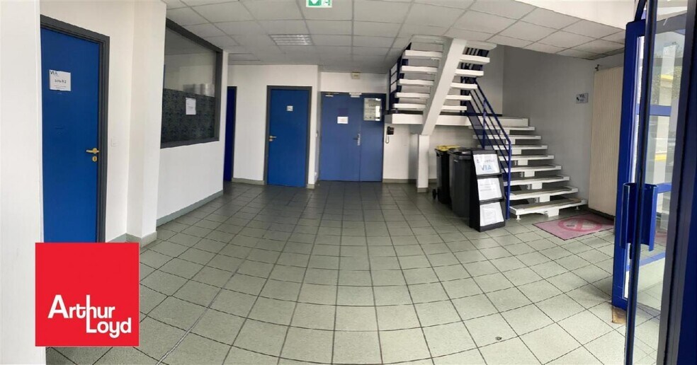 Office in Le Coudray for lease - Interior Photo - Image 2 of 5