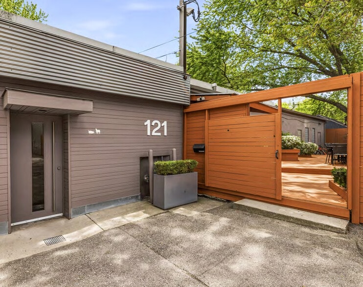 121 Logan Av, Toronto, ON for sale - Primary Photo - Image 1 of 17