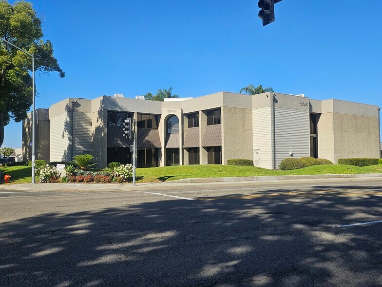 1717-1745 W Orangewood Ave, Orange, CA à vendre - Photo du bâtiment - Image 2 de 5