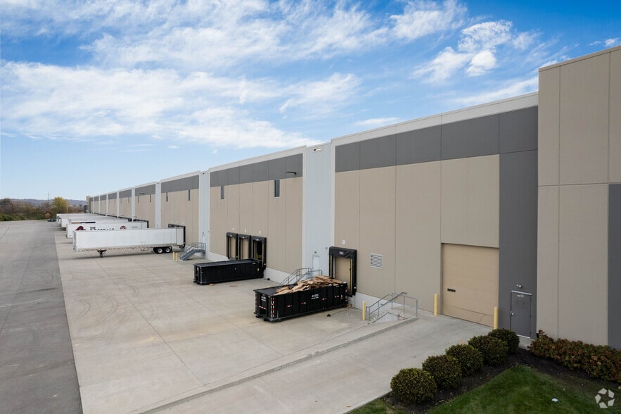 8580 Seward Rd, Fairfield, OH à louer - Photo du bâtiment - Image 3 de 5