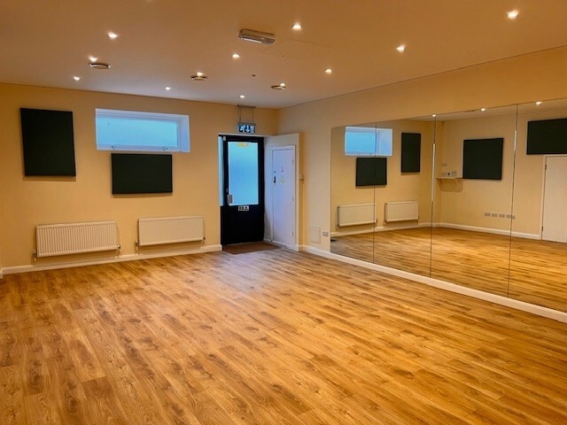 2 Lambert Way, London for lease Interior Photo- Image 1 of 9