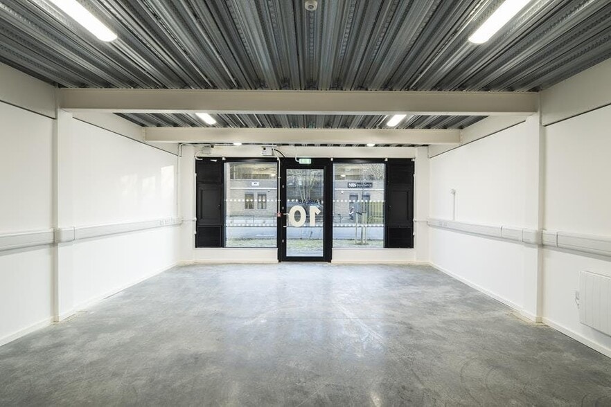 Brooklands Close, Sunbury On Thames for lease - Interior Photo - Image 3 of 16