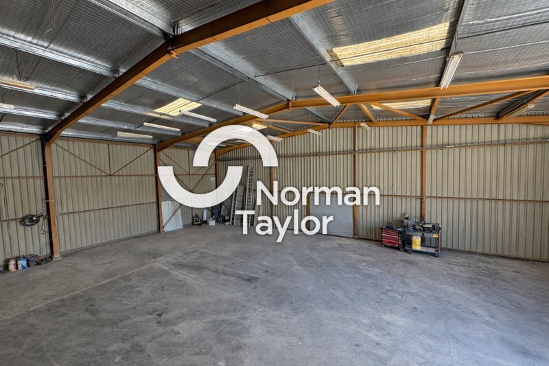 Flex in Lunel for lease - Interior Photo - Image 2 of 4