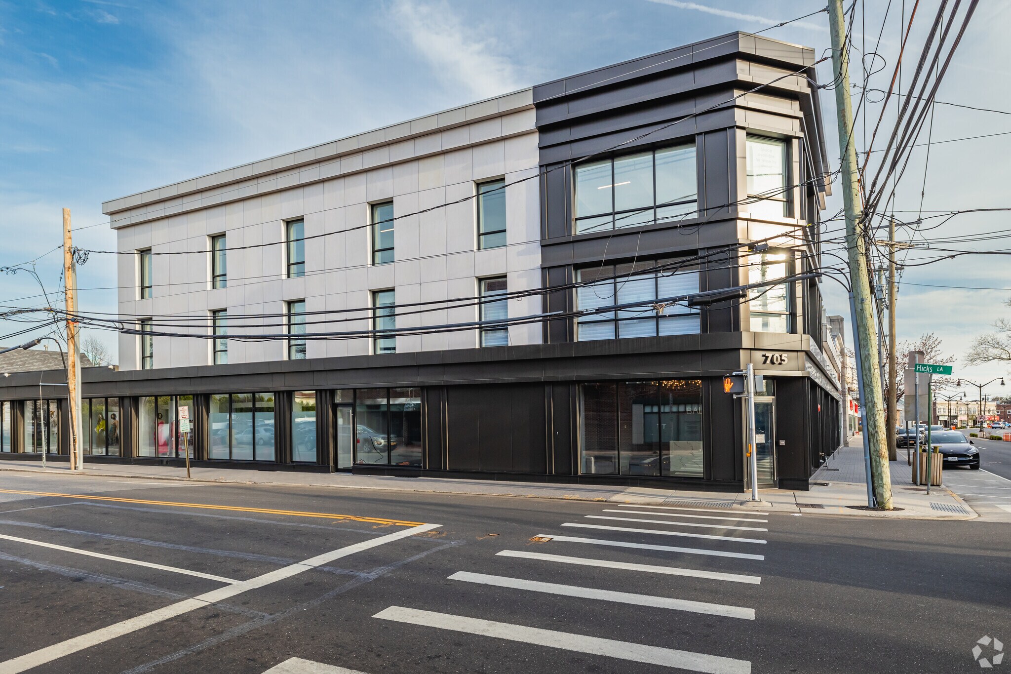 705 Middle Neck Rd, Great Neck, NY à louer Photo du bâtiment- Image 1 de 14