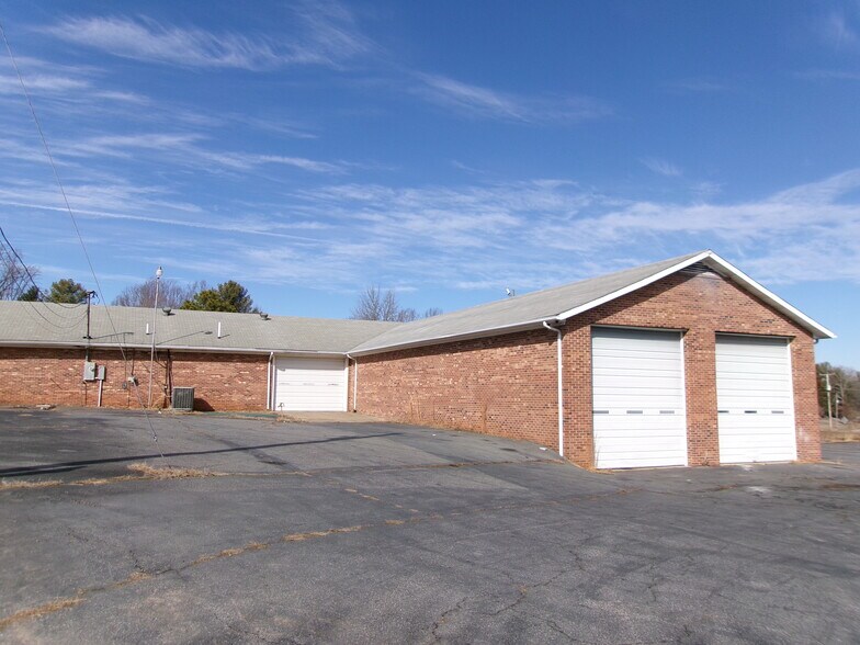 8655 Fairystone Park Hwy, Bassett, VA à vendre - Photo du bâtiment - Image 2 de 8