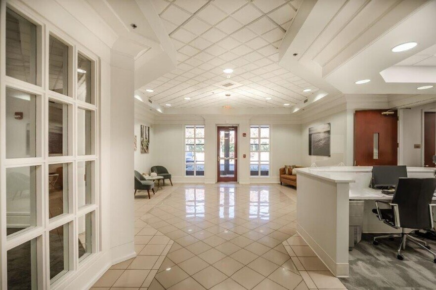 6047 Tyvola Glen Cir, Charlotte, NC à louer - Photo principale - Image 2 de 7