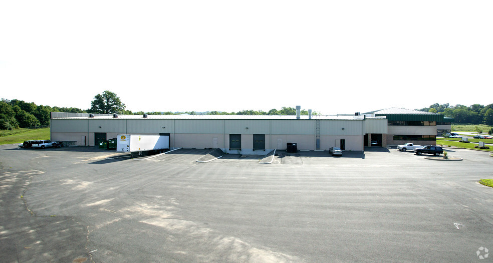 100 Clark Dr, East Berlin, CT for lease - Building Photo - Image 3 of 4