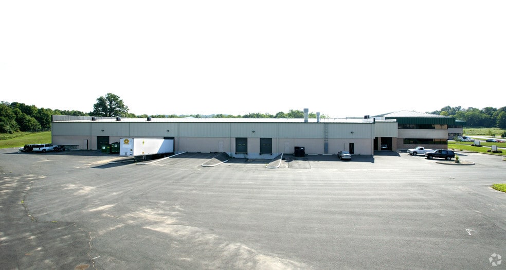 100 Clark Dr, East Berlin, CT à louer - Photo du bâtiment - Image 3 de 5