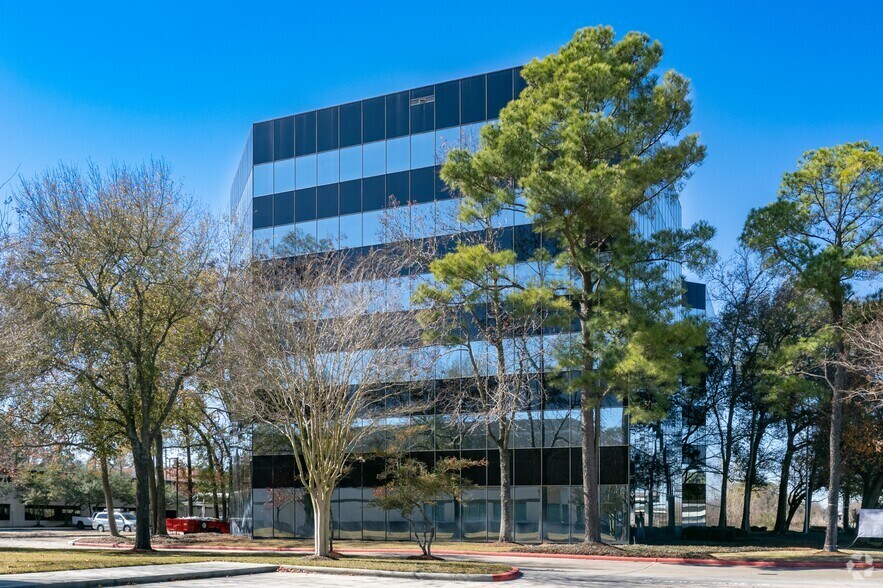 3838 N Sam Houston Pky E, Houston, TX à louer - Photo du bâtiment - Image 2 de 24