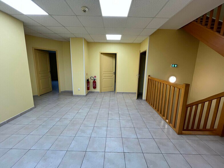 Bureau dans Fontenay-Trésigny à louer - Photo intérieure - Image 3 de 12
