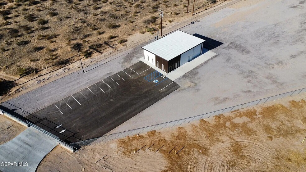 22950 Stern dr, Anthony, NM à louer - Photo du bâtiment - Image 2 de 14