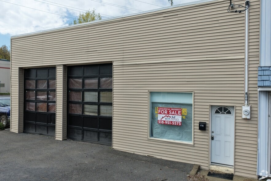 178 Columbia Tpke, Rensselaer, NY à vendre - Photo principale - Image 1 de 33