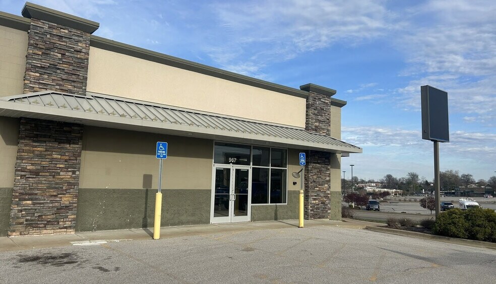 967 Northwest Plaza Dr, Northwest Plaza, MO à louer - Photo du bâtiment - Image 2 de 7