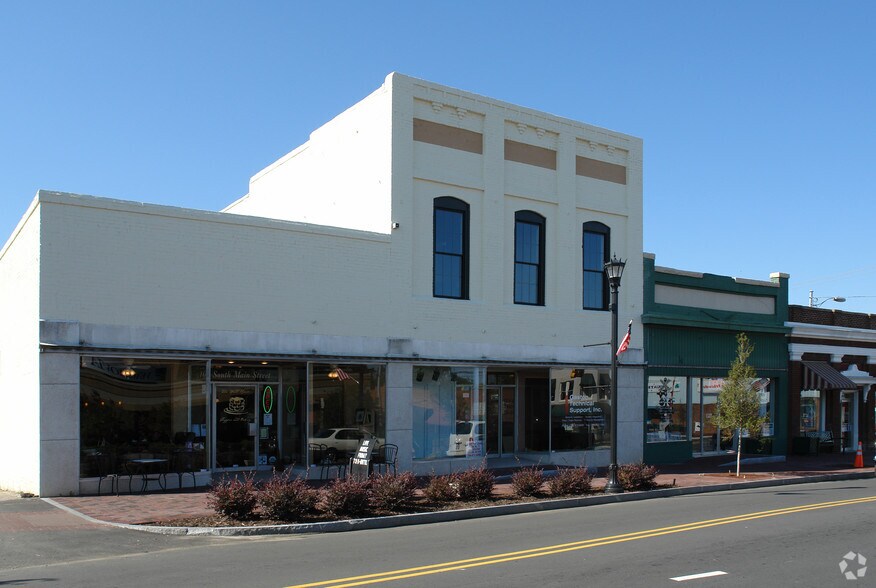 106-108 S Main St, Mount Holly, NC à louer - Photo du bâtiment - Image 3 de 4