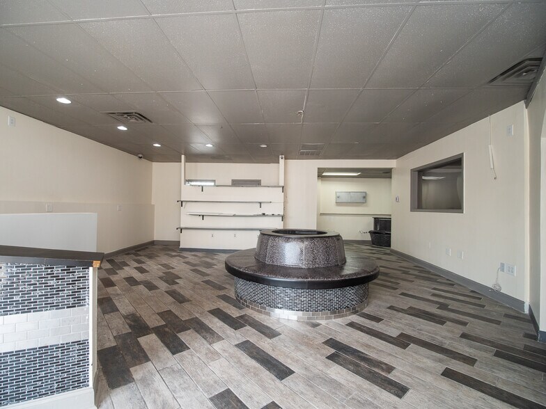 916 Hempstead Dr, Cincinnati, OH à louer - Photo du bâtiment - Image 3 de 17