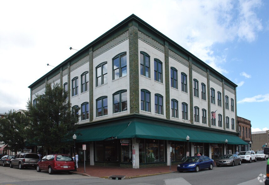 35 Barnard St, Savannah, GA à louer - Photo du bâtiment - Image 1 de 3