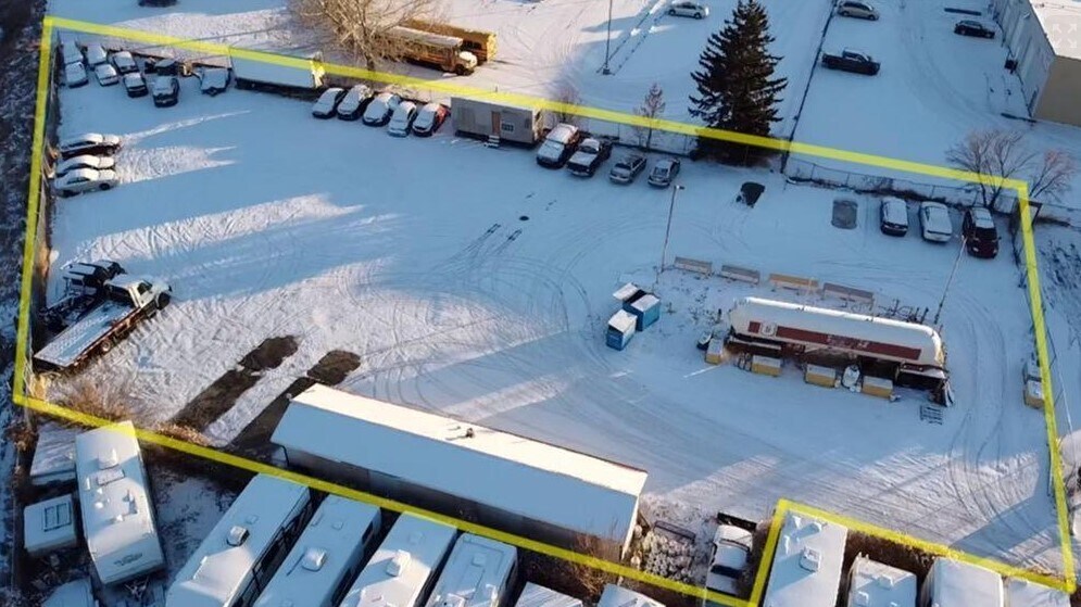 4000 Edmonton Trl NE, Calgary, AB for sale Primary Photo- Image 1 of 1