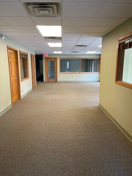 12660 W North Ave, Brookfield, WI à louer - Photo intérieure - Image 3 de 6