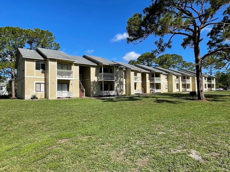 300 Mercury Ave SE, Palm Bay, FL à vendre - Photo du bâtiment - Image 2 de 11