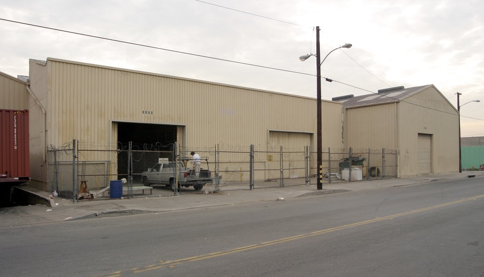 2300-2320 N Alameda St, Compton, CA for lease - Building Photo - Image 2 of 8