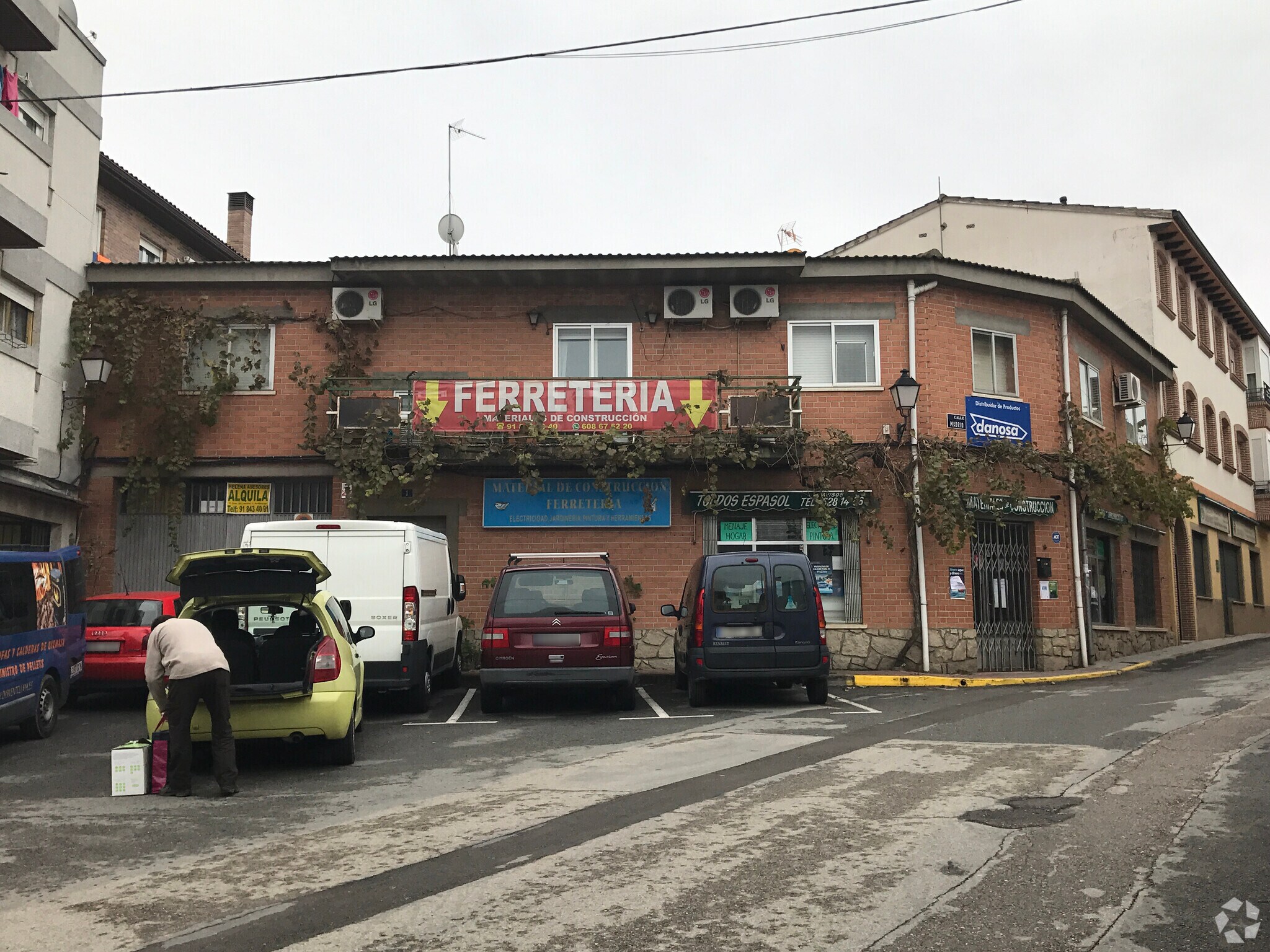 Retail in Pedrezuela, Madrid for lease Primary Photo- Image 1 of 2