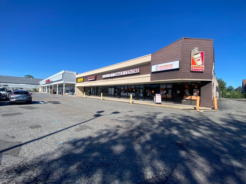 11-35 Montauk Hwy, Blue Point, NY for lease - Building Photo - Image 2 of 9