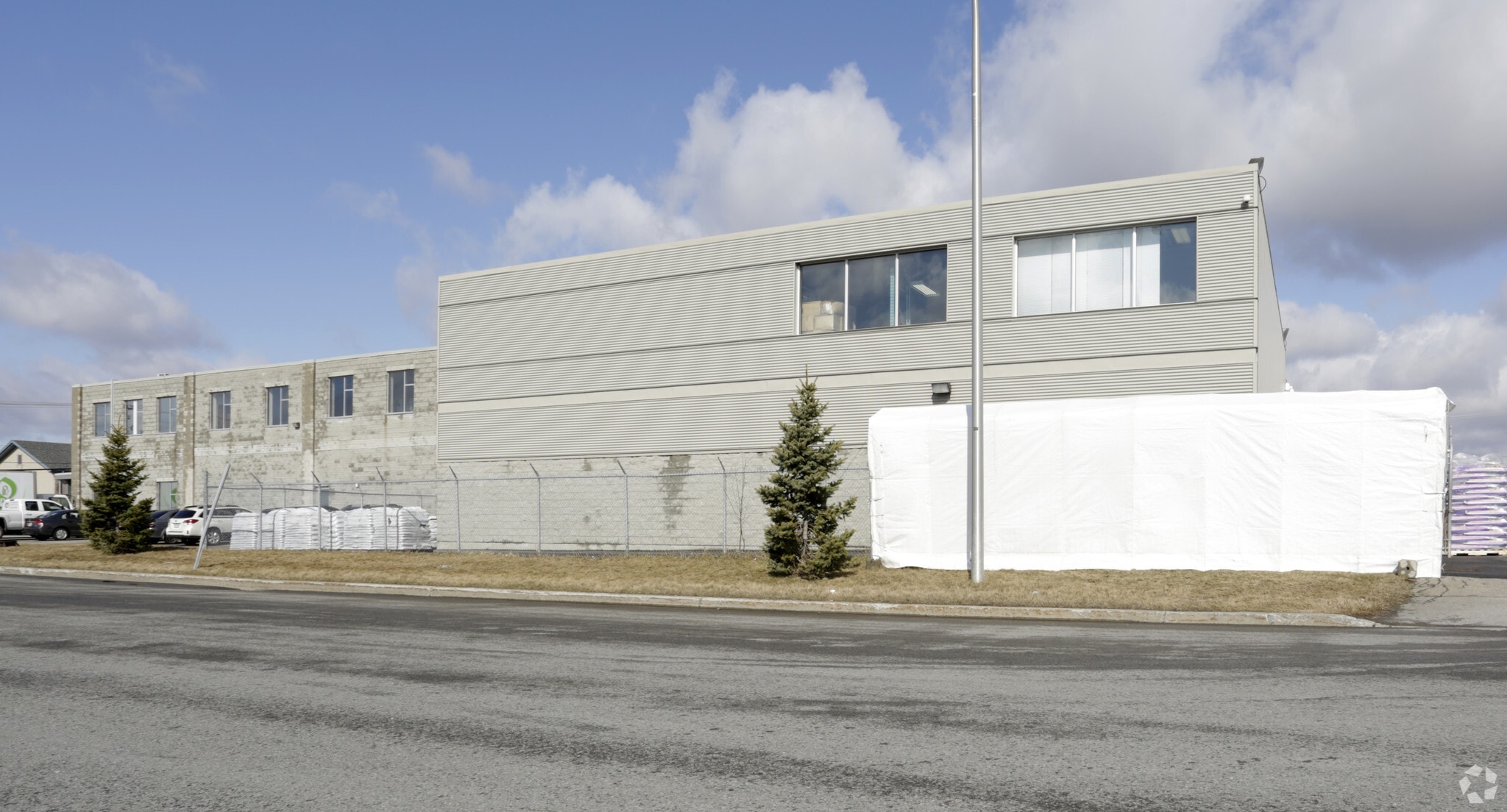 675-683 Montée Saint-François, Laval, QC à louer Photo principale- Image 1 de 3