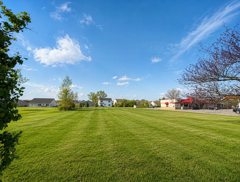 700 E Tillman Rd, Fort Wayne, IN à vendre - Photo du bâtiment - Image 2 de 4
