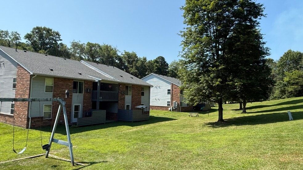 432 McConnell St, Uhrichsville, OH for sale - Building Photo - Image 3 of 14