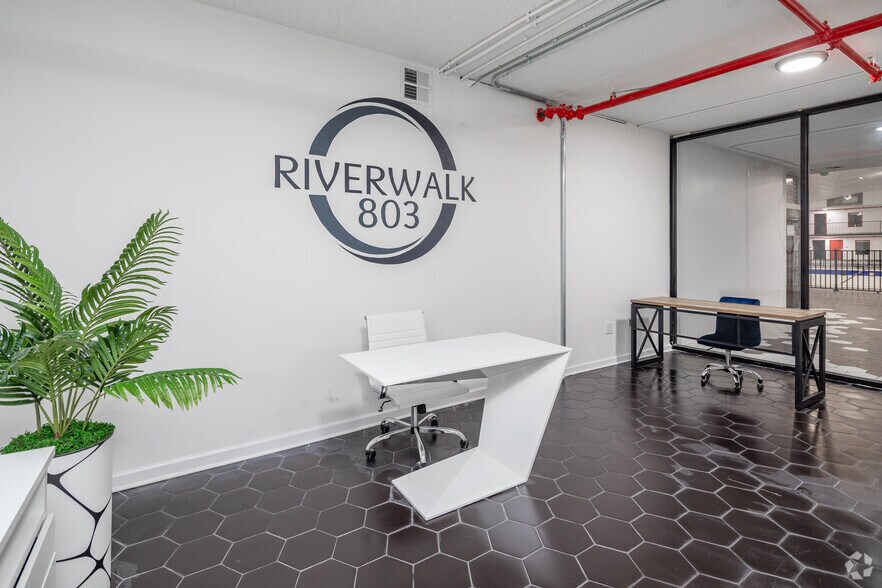 803 N 2nd St, Clarksville, TN à louer - Photo intérieure - Image 2 de 52