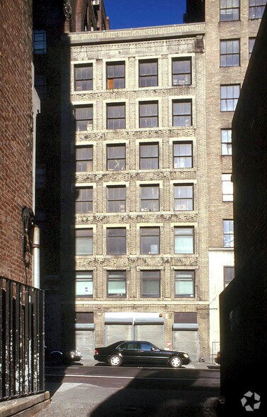 355-357 W 36th St, New York, NY à louer - Photo du bâtiment - Image 2 de 5