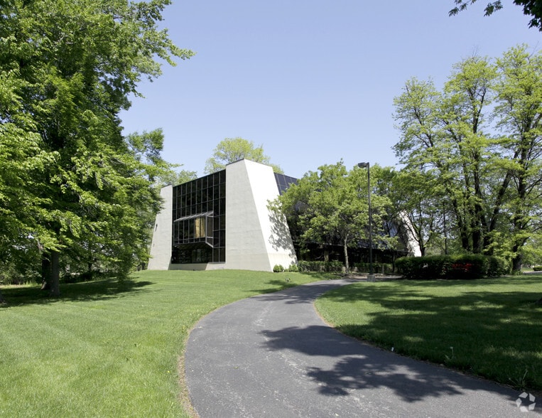 2323 Lake Club Dr, Columbus, OH à louer - Photo du bâtiment - Image 2 de 16
