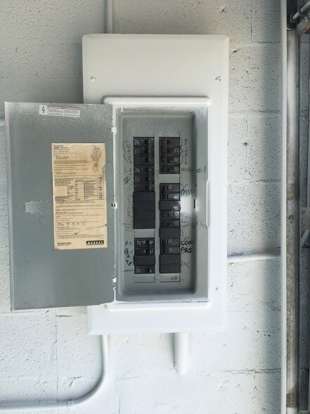 9807-9808 NW 80th Ave, Hialeah, FL à louer - Photo du bâtiment - Image 2 de 35