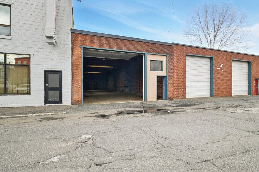 420 Race St, Holyoke, MA à louer - Photo du bâtiment - Image 1 de 18
