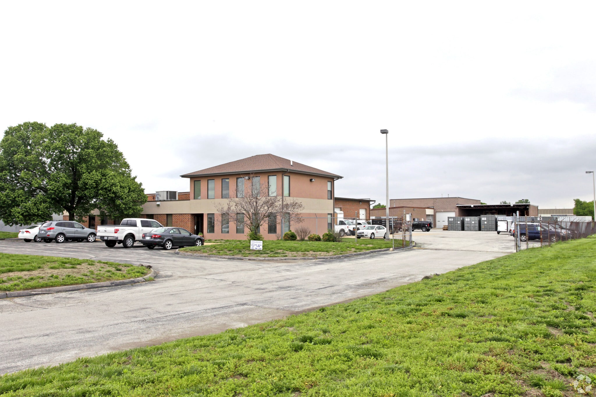 13701 Green Ash Ct, Earth City, MO à vendre Photo principale- Image 1 de 3