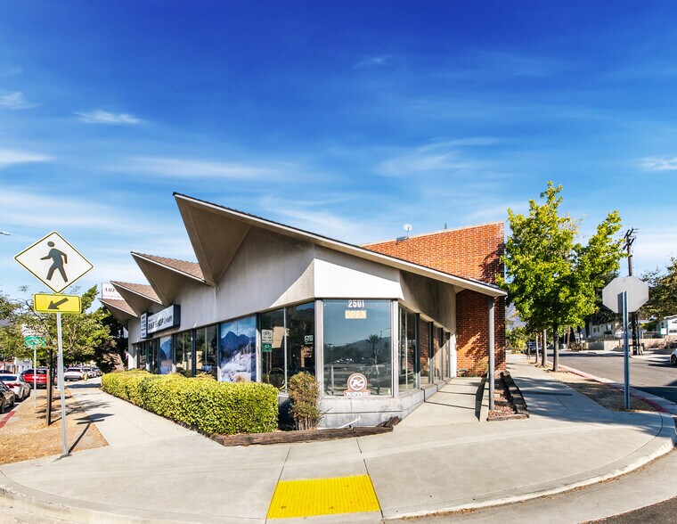 2501 Honolulu Ave, Montrose, CA à louer - Photo du bâtiment - Image 3 de 8