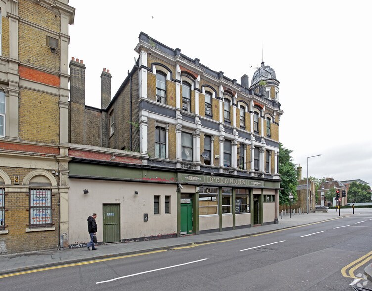 18-18A Beresford Sq, Londres à louer - Photo du bâtiment - Image 3 de 4