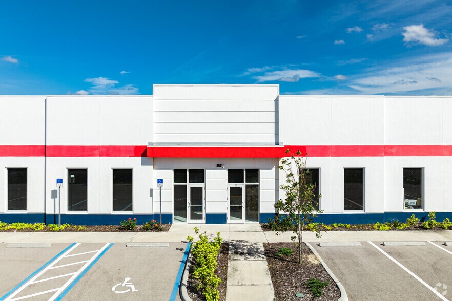 16350 Innovation Ln, Fort Myers, FL à vendre - Photo du bâtiment - Image 3 de 14