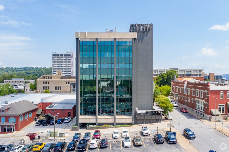 112 W Center St, Fayetteville, AR à louer - Photo du bâtiment - Image 2 de 32