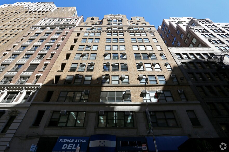 255 W 36th St, New York, NY à louer - Photo du bâtiment - Image 1 de 11