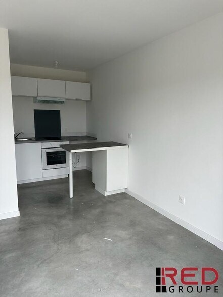 Office in Châteauneuf-le-Rouge for lease - Interior Photo - Image 3 of 5