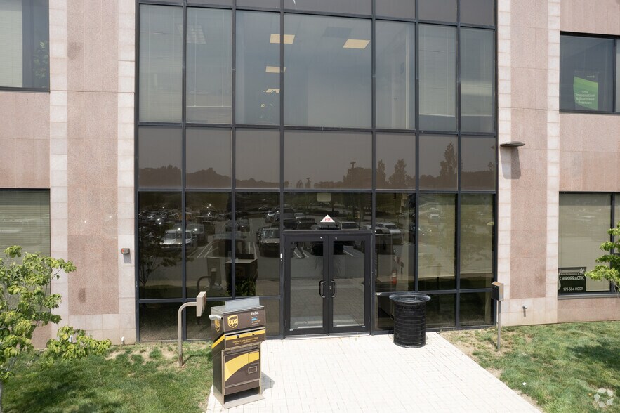 275 Route 10 E, Succasunna, NJ à louer - Photo du bâtiment - Image 3 de 4