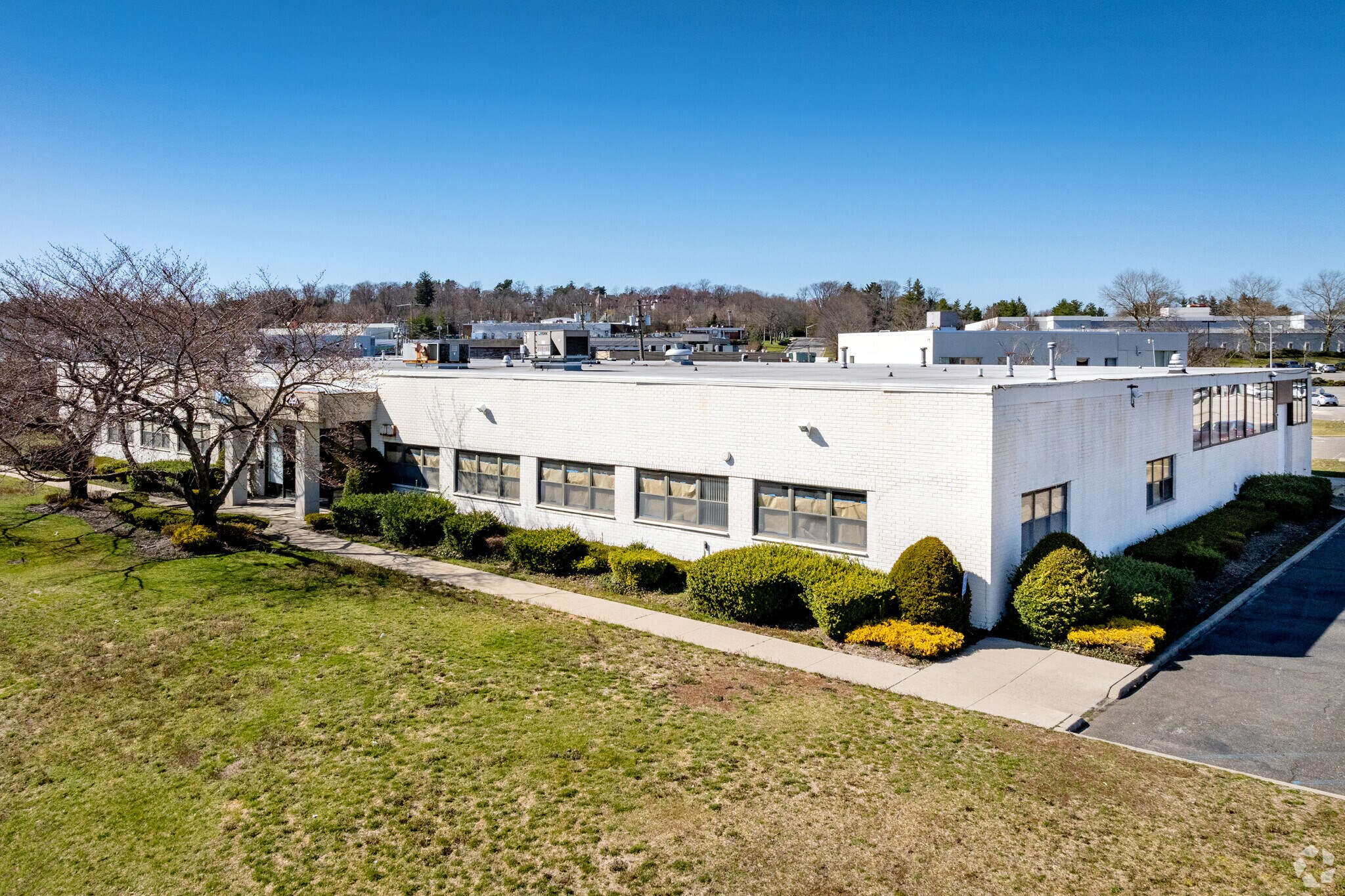 170 Eileen Way, Syosset, NY à louer Photo principale- Image 1 de 27