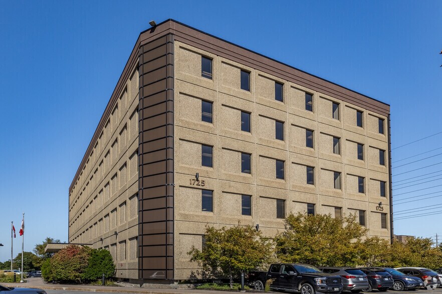1725 Woodward Dr, Ottawa, ON à louer - Photo du bâtiment - Image 3 de 3