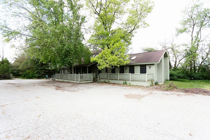 215 IN-120, Fremont, IN à vendre - Photo du bâtiment - Image 2 de 12